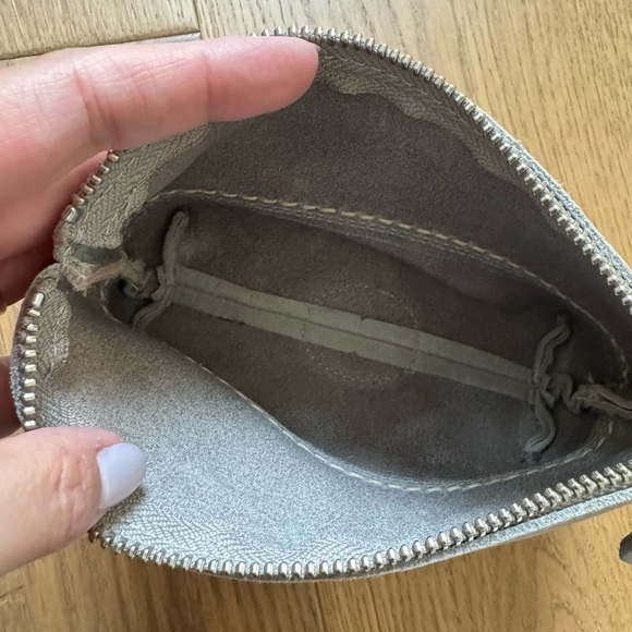 Roots Canada Small Leather Makeup Toiletry Pouch - Grey - Like New - Picture 9 of 10
